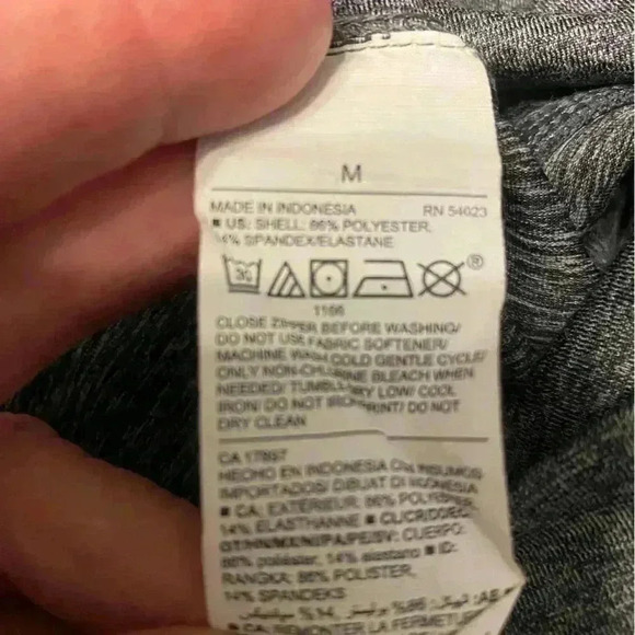 Old Navy gray leggings in gray & a pink zipper at bottom of legs. Size medium - Picture 5 of 6
